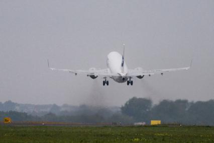 Пассажирский самолет Boeing 737-500 авиакомпания `UTair` взлетает.