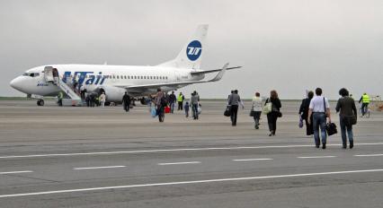 Пассажирский самолет Boeing 737-500 авиакомпании `UTair`. Посадка на самолет.