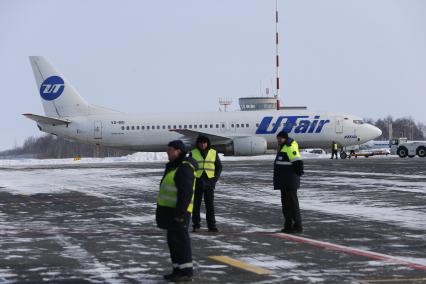 Самолет boeing 737-400 авиакомпании Ютэйр в Калининграде