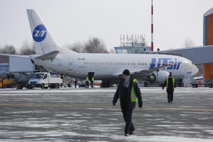 Самолет boeing 737-400 авиакомпании Ютэйр в Калининграде