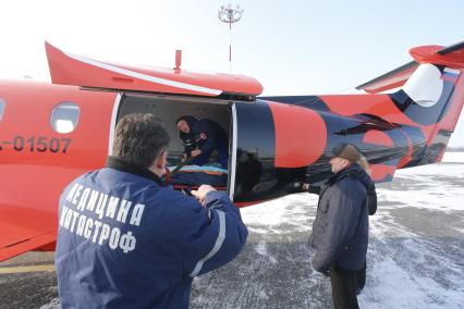 Погрузка обгоревших на пожаре детей сотрудниками медецины катастроф Авиа-такси Dexter Pilatus РС-12 в Калининграде