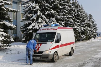 Скорая помощь возле елок около аэропорта Храброво