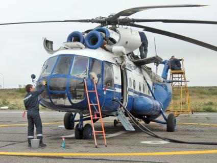 Многоцелевой вертолет МИ-8 алтайских авиалиний.