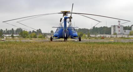 Многоцелевой вертолет МИ-8 алтайских авиалиний.