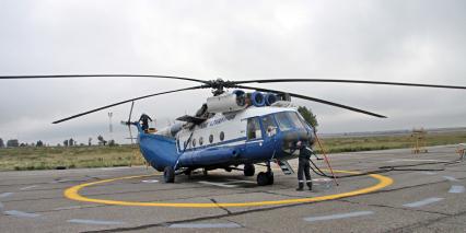 Многоцелевой вертолет МИ-8 алтайских авиалиний.