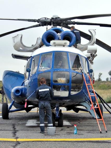 Многоцелевой вертолет МИ-8 алтайских авиалиний.