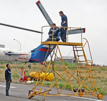 Техническое обслуживание многоцелевого вертолета МИ-8 алтайских авиалиний.