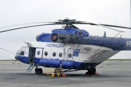 Многоцелевой вертолет МИ-8 с надписью `Полиция` на борту.