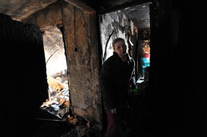 Улица Митрофанова, дом 2а. Пожар в жилом девятиэтажном доме. Из горящей квартиры выпрыгнула и разбилась насмерть женщина. На снимке: последствия возгорания.