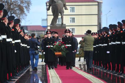 Визит главы Счетной палаты РФ в Чечню. Посещение мемориального комплекса Славы им.Ахмата-Хаджи Кадырова. На снимке: президент Чечни Рамзан Кадыров и председатель Счетной палаты РФ Сергей Степашин ( на втором плане слева направо)