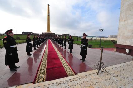 Визит главы Счетной палаты РФ в Чечню. Мемориальный комплекс Славы им.Ахмата-Хаджи Кадырова. На снимке:  почетный караул.