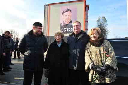 Торжественная церемония открытия мемориальной доски вратарю Льву Яшину. На снимке: президент Чечни Рамзан Кадыров, вдова футболиста Льва Яшина Валентина Яшина, председатель Счетной палаты РФ Сергей Степашин и  вдова футболиста Валентина Иванова Лидия Иванова (слева направо)