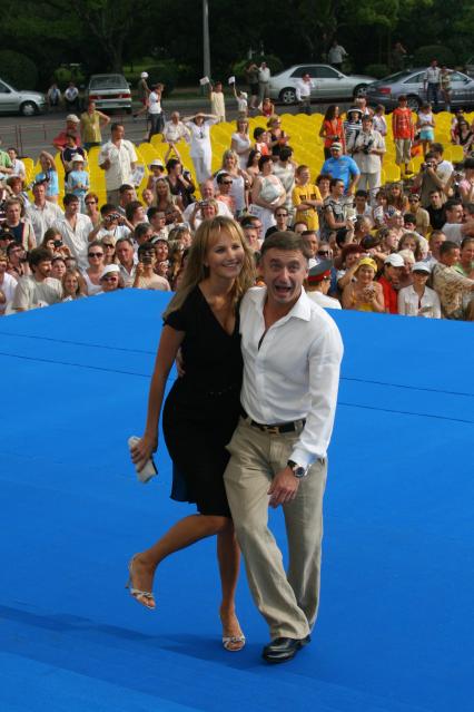 Диск54. \"Кинотавр\" 2007 год. На снимке: Табаков Антон с женой