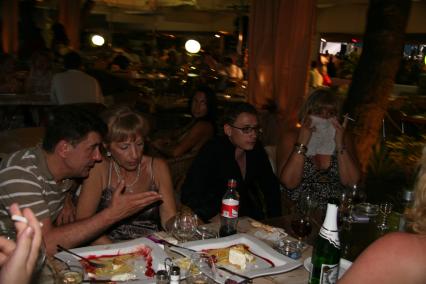 Диск54. \"Кинотавр\" 2007 год. На снимке: Маковецкий Сергей с женой и Голуб Марина (справа)