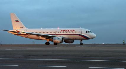 Пассажирский самолет Airbus A319 авиакомпании `Россия`