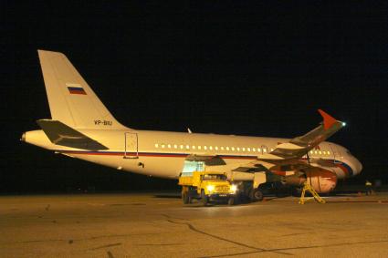 Пассажирский самолет Airbus A319 авиакомпании `Россия`. Разгрузка самолета.