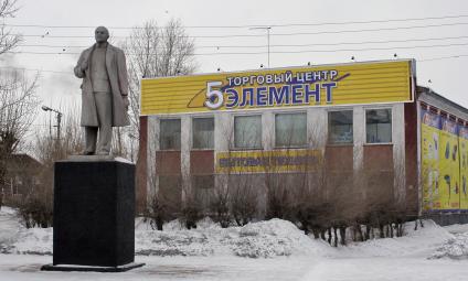 Памятник В.И. Ленину напротив торгового центра `5 элемент`.