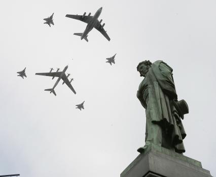 Пушкинская площадь. На снимке: самолет-заправщик Ил-78 (в первом ряду) , фронтовые бомбардировщики Су-24 и стратегический ракетоносец Ту-95МС (во втором ряду в центре) во время репетиции Парада Победы, приуроченного к 65-летию победы в Великой Отечественной войне.
