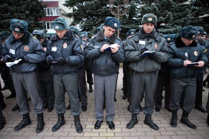 Полицейские записывают в блокноты ориентировки.