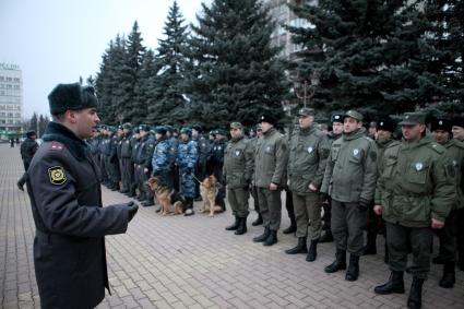Совместный развод и патрулирование казаками и сотрудниками ППС в Ставрополе. На снимке: полицейский отдает приказания.