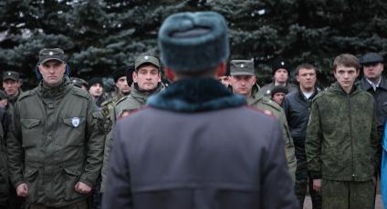 Совместный развод и патрулирование казаками и сотрудниками ППС в Ставрополе. На снимке: полицейский отдает приказания.