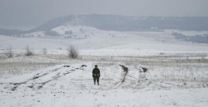 Полномасштабные учения 247-го десантно-штурмового Кавказского казачьего полка на полигоне возле города Ставрополя. На снимке: солдат регулировщик в поле.