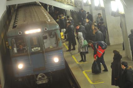 Московский метрополитен.  На снимке: напольные указатели, обозначающие места, где открываются двери вагонов.