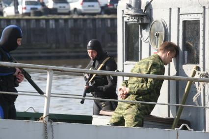 Задержание преступника на воде боевыми плавцами