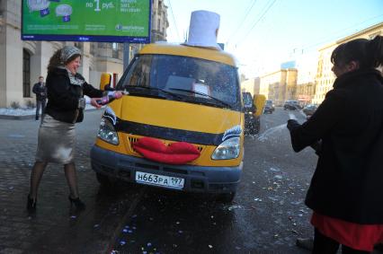 Креативная свадьба 12.12.12. На снимке: девушка обливает свадебную `Газель` шампанским.