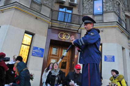 Креативная свадьба 12.12.12. На снимке: аниматор на ходулях в форме гаишника