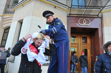 Креативная свадьба 12.12.12. На снимке: аниматор на ходулях в форме гаишника