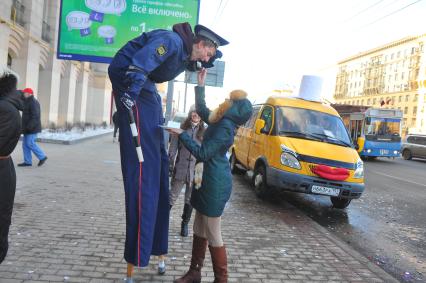 Креативная свадьба 12.12.12. На снимке: девушка кормит аниматора на ходулях в форме гаишника.