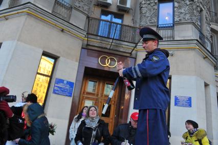 Креативная свадьба 12.12.12. На снимке: аниматор на ходулях в форме гаишника