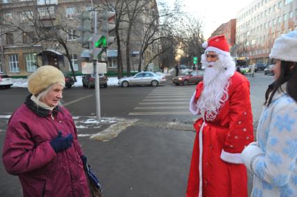 Дед Мороз и Снегурочка общаются с пенсионеркой