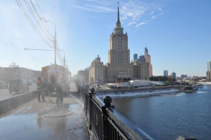 Виды Москвы. На снимке: вид с Новоарбатского моста на гостиницу `Рэдиссон Ройал` (Рэдиссон-Московская, бывшая `Украина`).