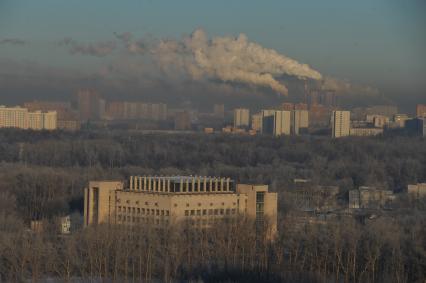 Вид города. Мороз в Москве. На снимке: дымящие трубы.