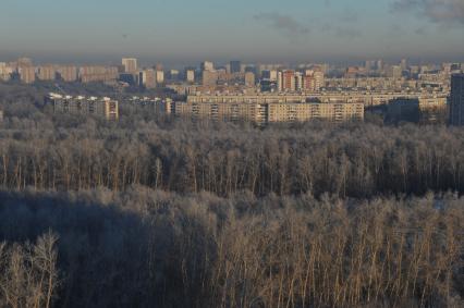 Вид города. Мороз в Москве. На снимке: жилые дома.