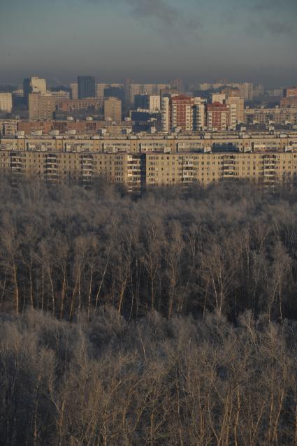 Вид города. Мороз в Москве. На снимке: жилые дома.