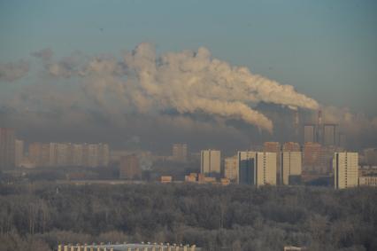 Вид города. Мороз в Москве. На снимке: дымящие трубы.