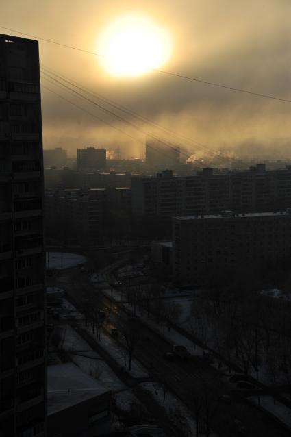 Вид города. Мороз в Москве. На снимке: солнце.