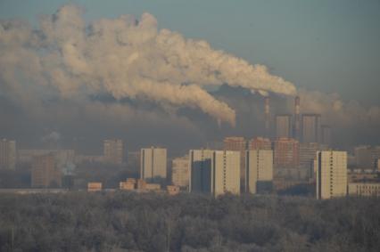 Вид города. Мороз в Москве. На снимке: дымящие трубы.