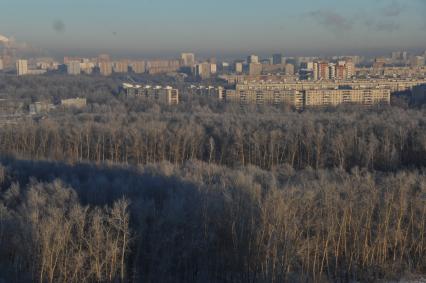 Вид города. Мороз в Москве. На снимке: жилые дома.