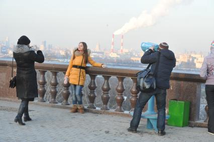 Воробьевы горы. На смотровой площадке городские власти установили пять стационарных биноклей. На снимке: бесплатный стационарный бинокль.