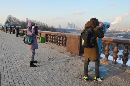 Воробьевы горы. На смотровой площадке городские власти установили пять стационарных биноклей. На снимке: бесплатный стационарный бинокль.
