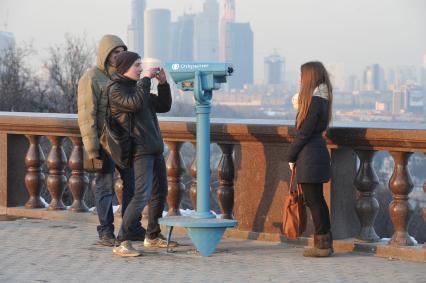 Воробьевы горы. На смотровой площадке городские власти установили пять стационарных биноклей. На снимке: бесплатный стационарный бинокль.