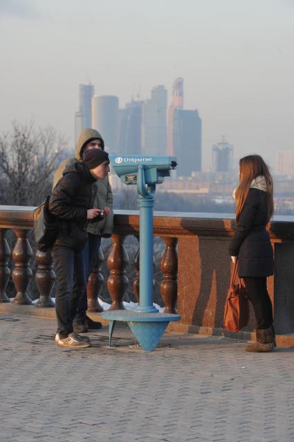 Воробьевы горы. На смотровой площадке городские власти установили пять стационарных биноклей. На снимке: бесплатный стационарный бинокль.