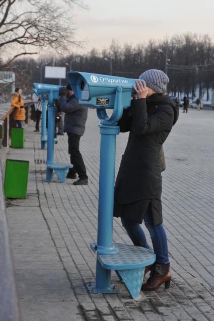 Воробьевы горы. На смотровой площадке городские власти установили пять стационарных биноклей. На снимке: бесплатный стационарный бинокль и девушка.