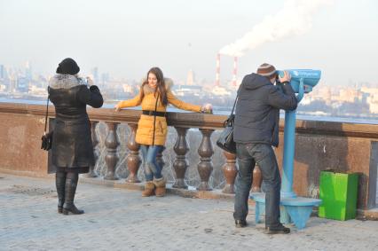 Воробьевы горы. На смотровой площадке городские власти установили пять стационарных биноклей. На снимке: бесплатный стационарный бинокль.