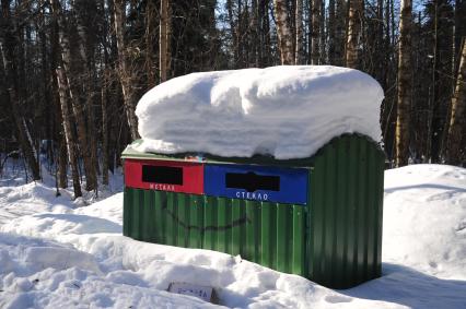 Национальный парк `Лосиный остров`. На снимке: мусорный контейнер для раздельного мусора.