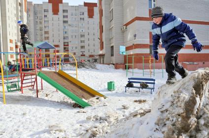 Нерадивая Управляющая Компания завалила снегом дворовую детскую площадку.